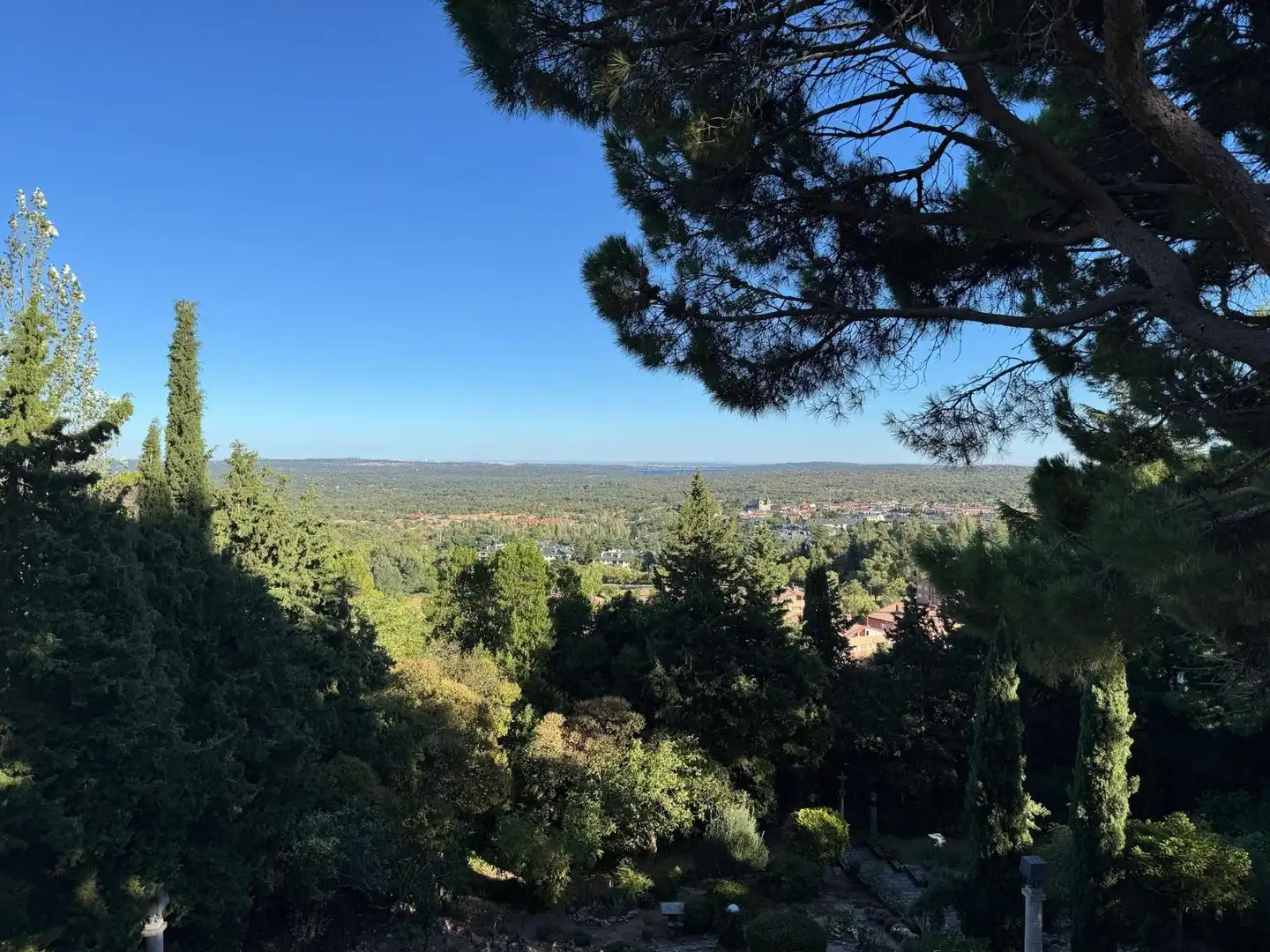 Vista exterior de Casa o chalet en venta en San Lorenzo de El Escorial con Aire acondicionado, Calefacción y Jardín privado