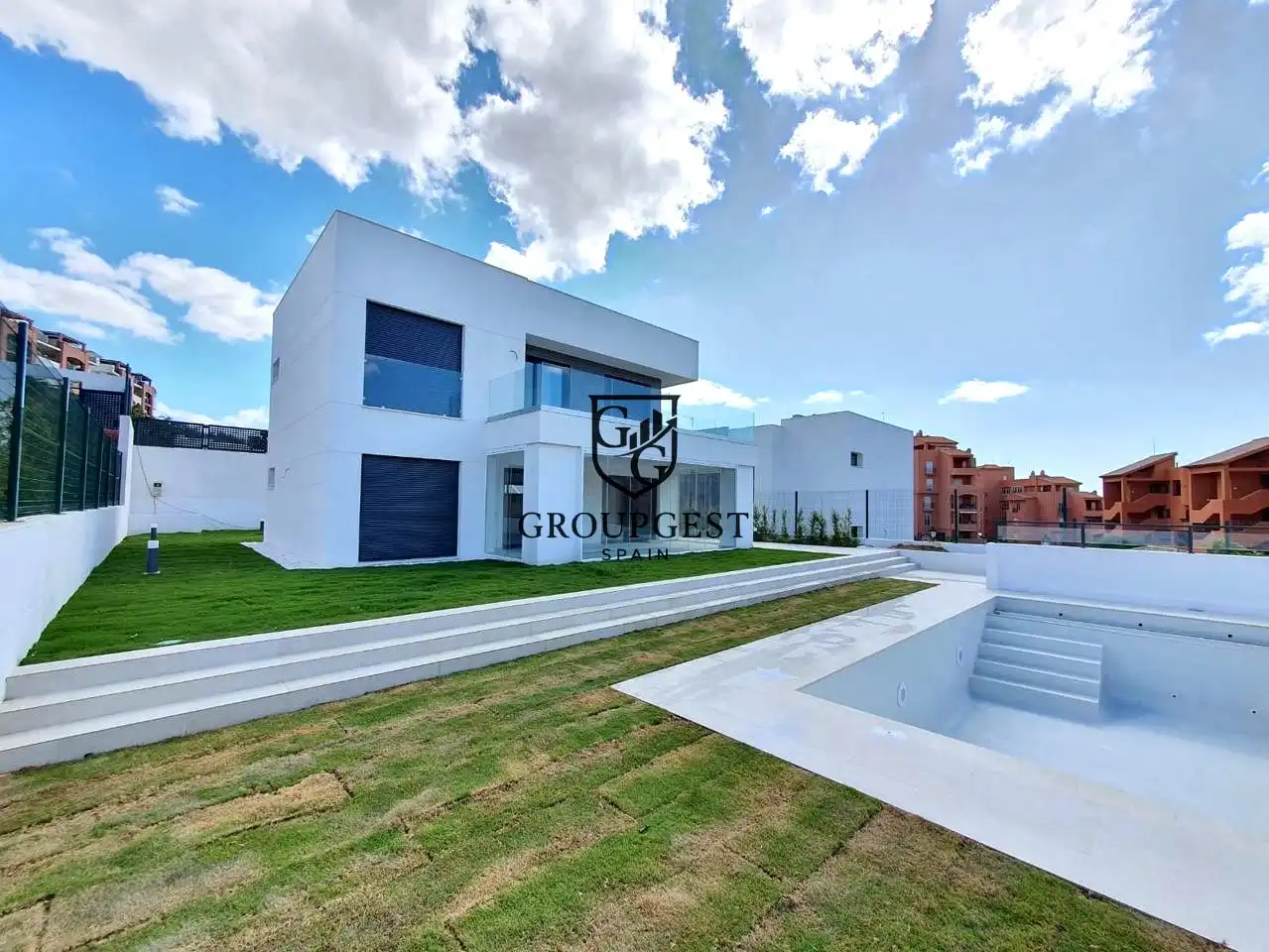 Vista exterior de Casa o chalet en venta en Manilva con Aire acondicionado, Terraza y Piscina