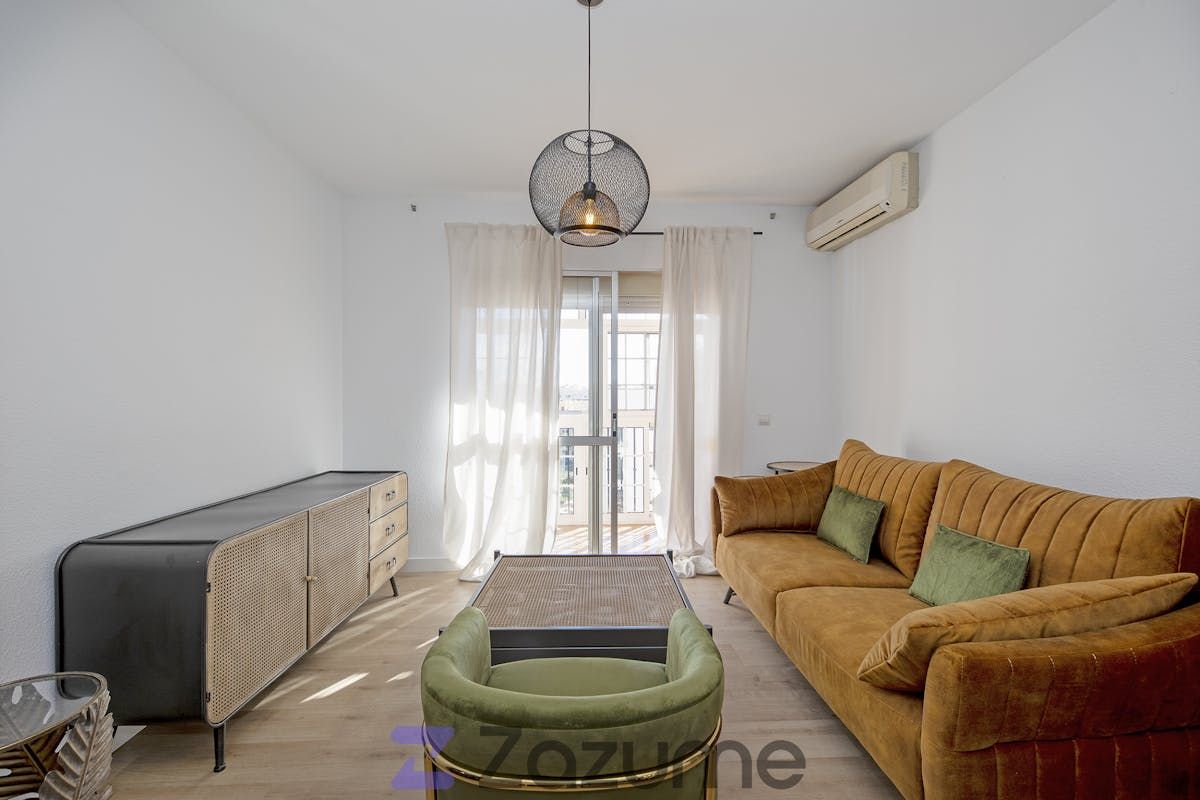 Sala d'estar de Pis de lloguer en  Sevilla Capital amb Aire condicionat, Calefacció i Jardí privat