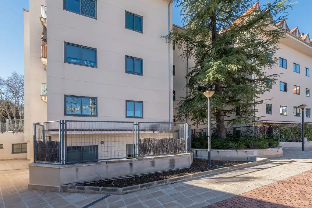 Flat for sale in C/ Plaza de la Estación - Res , Jardín de los Reyes - Parque Real