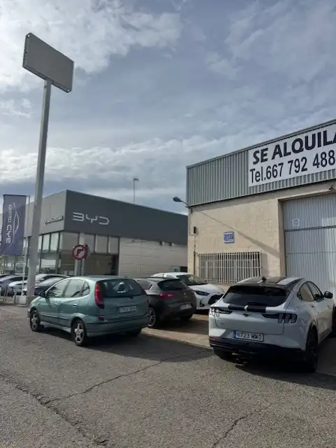 Industrial building to rent in Avenida Ausiás March 186
