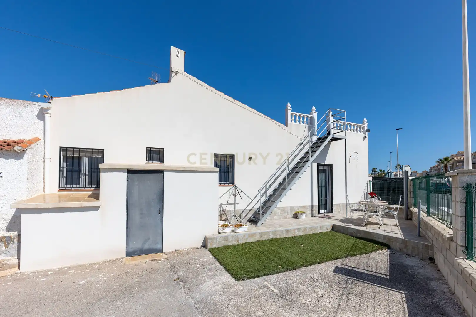 Vista exterior de Casa adosada en venda en Torrevieja amb Aire condicionat i Piscina comunitària
