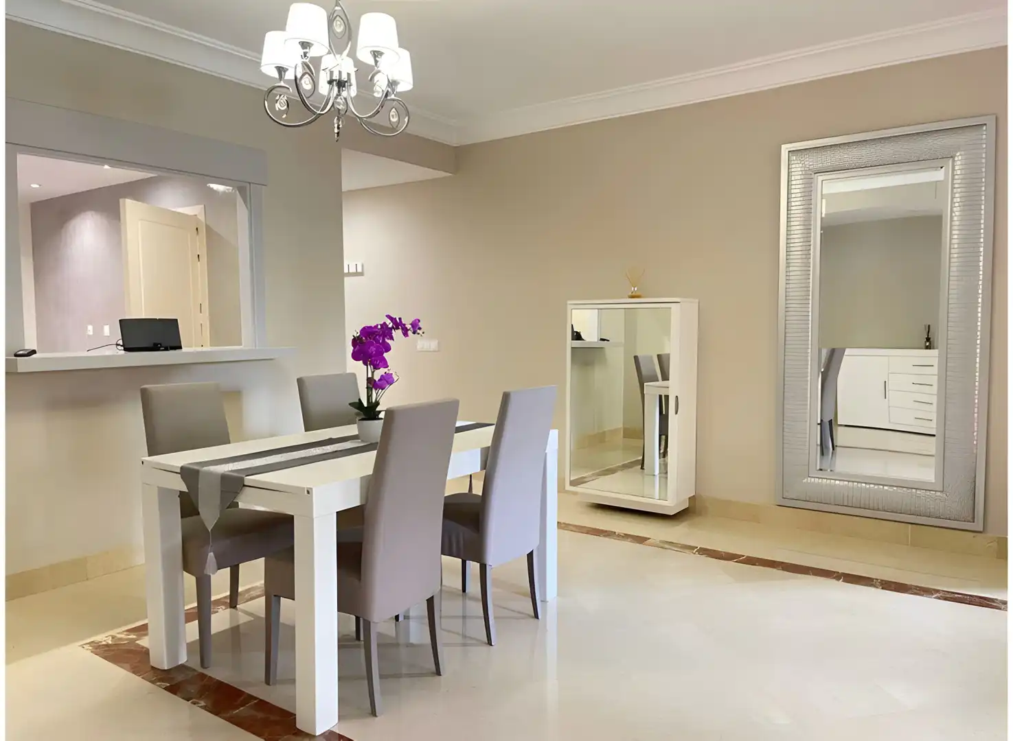 Esszimmer von Erdgeschoss zum Verkauf in Marbella mit Klimaanlage, Terrasse und Schwimmbad