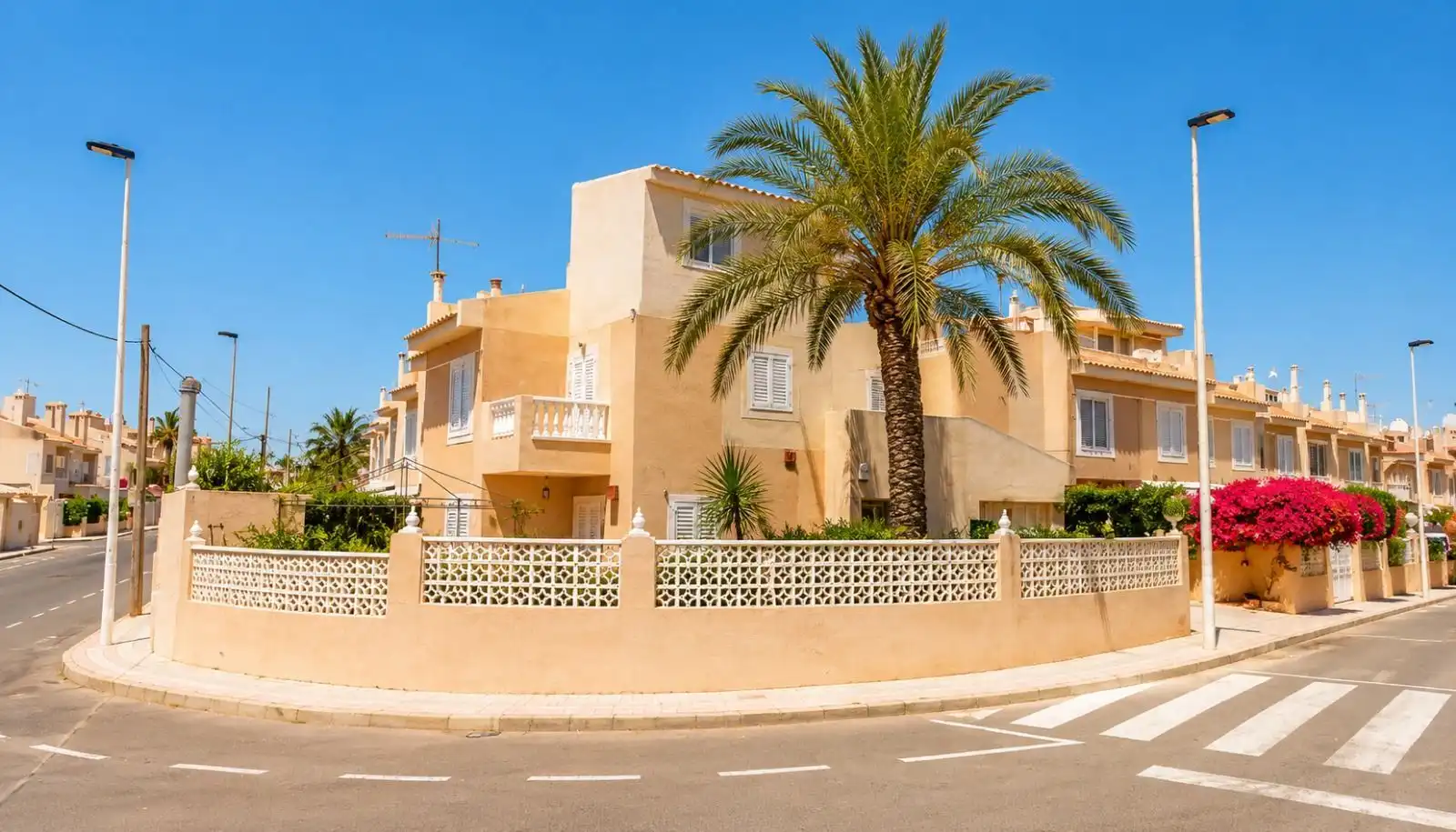 Terraced house with pool for sale in Playa de los Locos