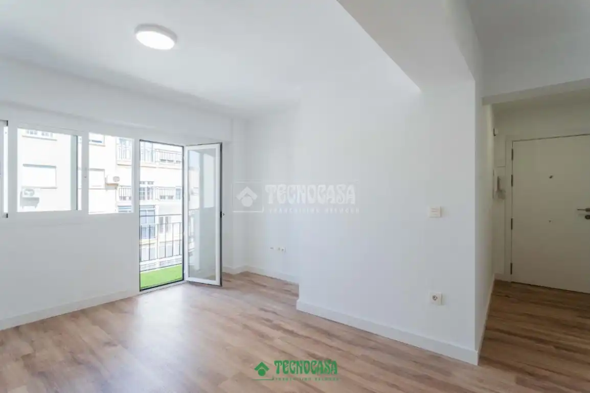 Habitación de Piso en venta en Almería con Calefacción y Balcón