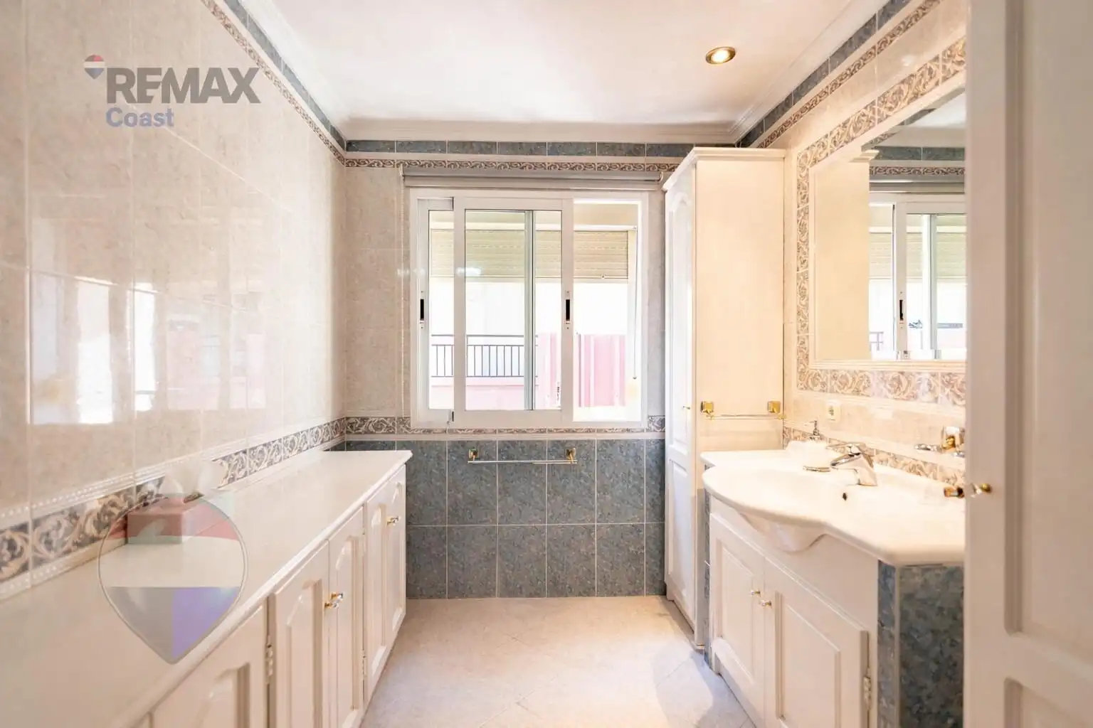 Bathroom of Flat for sale in Fuengirola  with Air Conditioner, Heating and Balcony