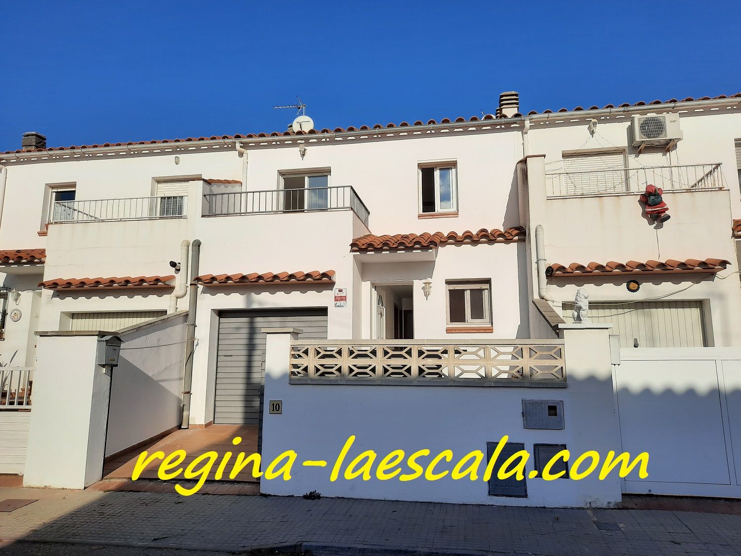 Vista exterior de Casa adosada en venda en L'Escala amb Calefacció, Jardí privat i Terrassa