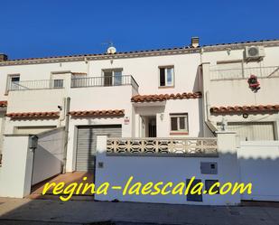 Vista exterior de Casa adosada en venda en L'Escala amb Calefacció, Jardí privat i Terrassa