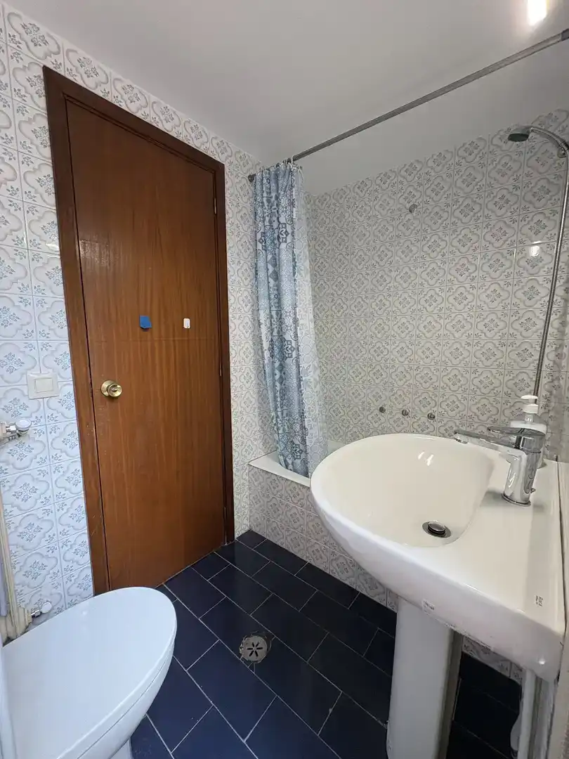 Bathroom of Flat for rent in Pontevedra Capital 