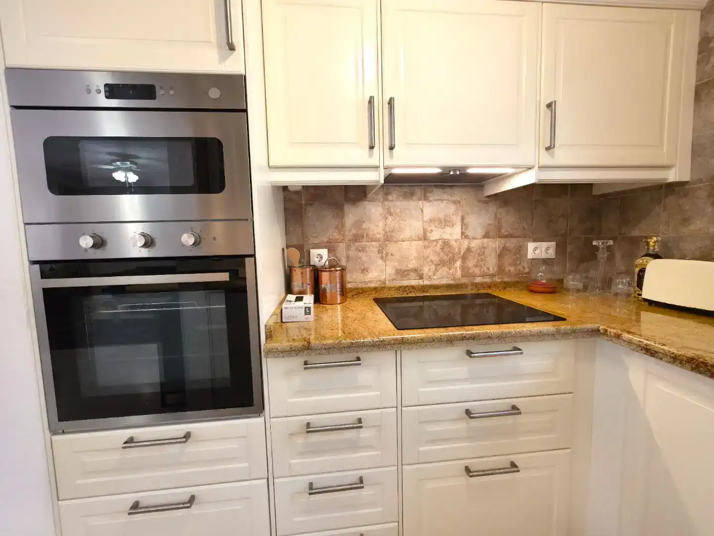 Cuina de Casa adosada en venda en Marbella amb Aire condicionat i Balcó