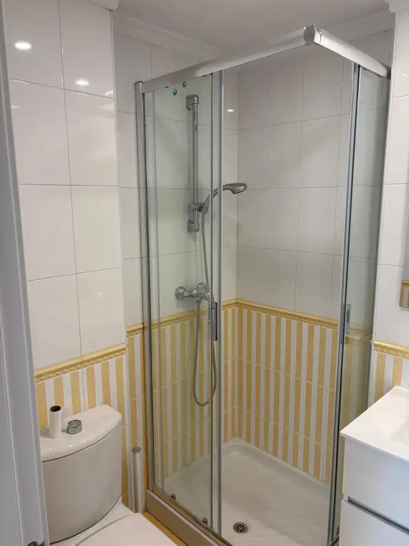 Bany de Pis de lloguer en Santander amb Calefacció, Terrassa i Moblat