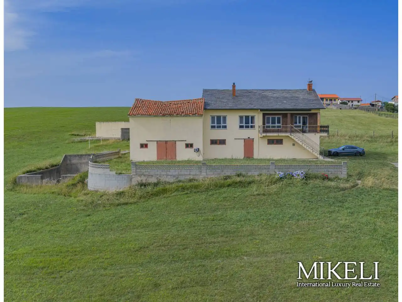 Vista exterior de Casa o xalet en venda en Miengo amb Calefacció, Jardí privat i Terrassa