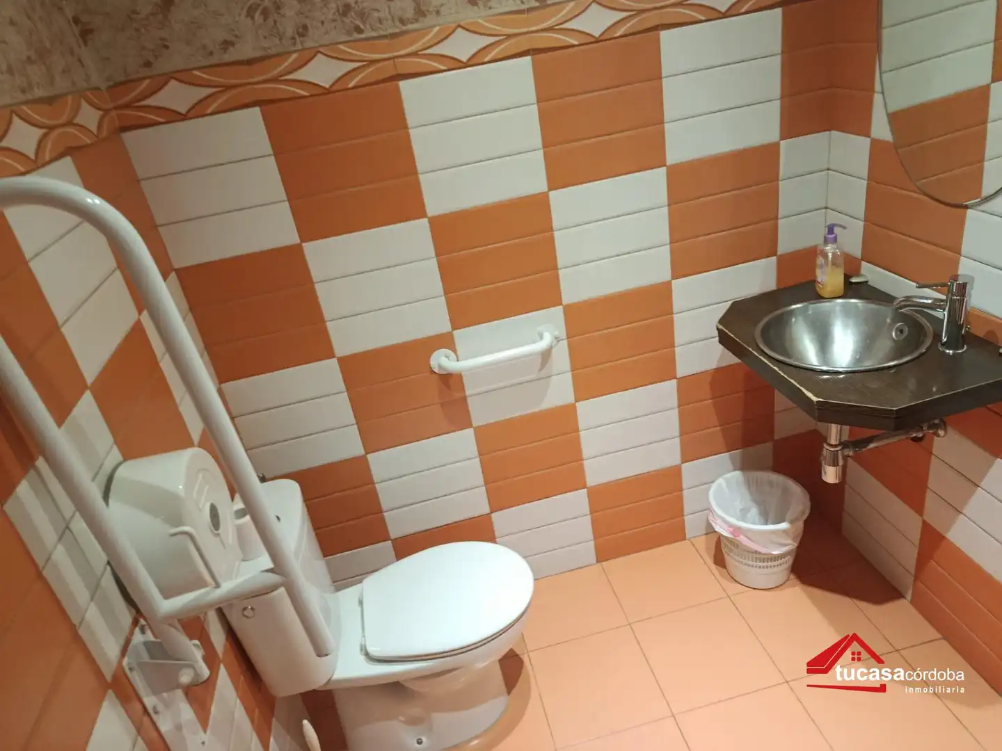Bany de Local en venda en Córdoba amb Aire condicionat