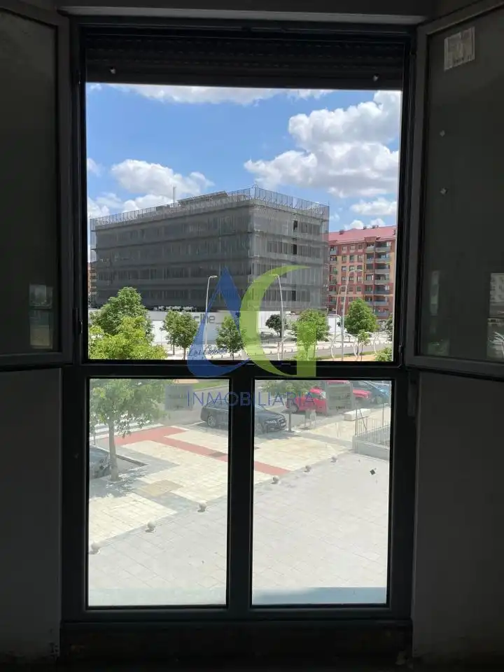 Oficina con ascensor en venta en JOSE AGUADO, imagen 3