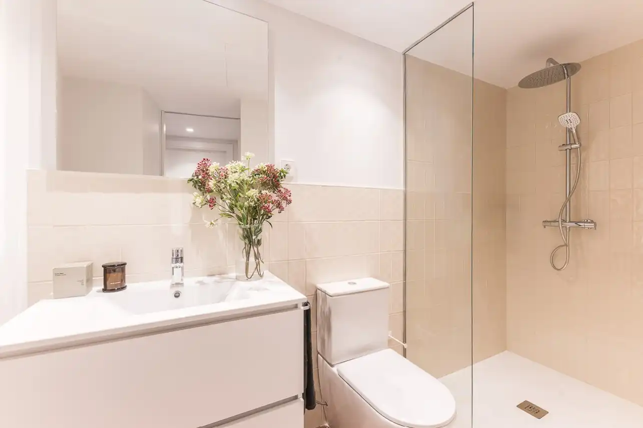 Bathroom of Flat for rent in Barcelona  with Air Conditioner, Heating and Private garden
