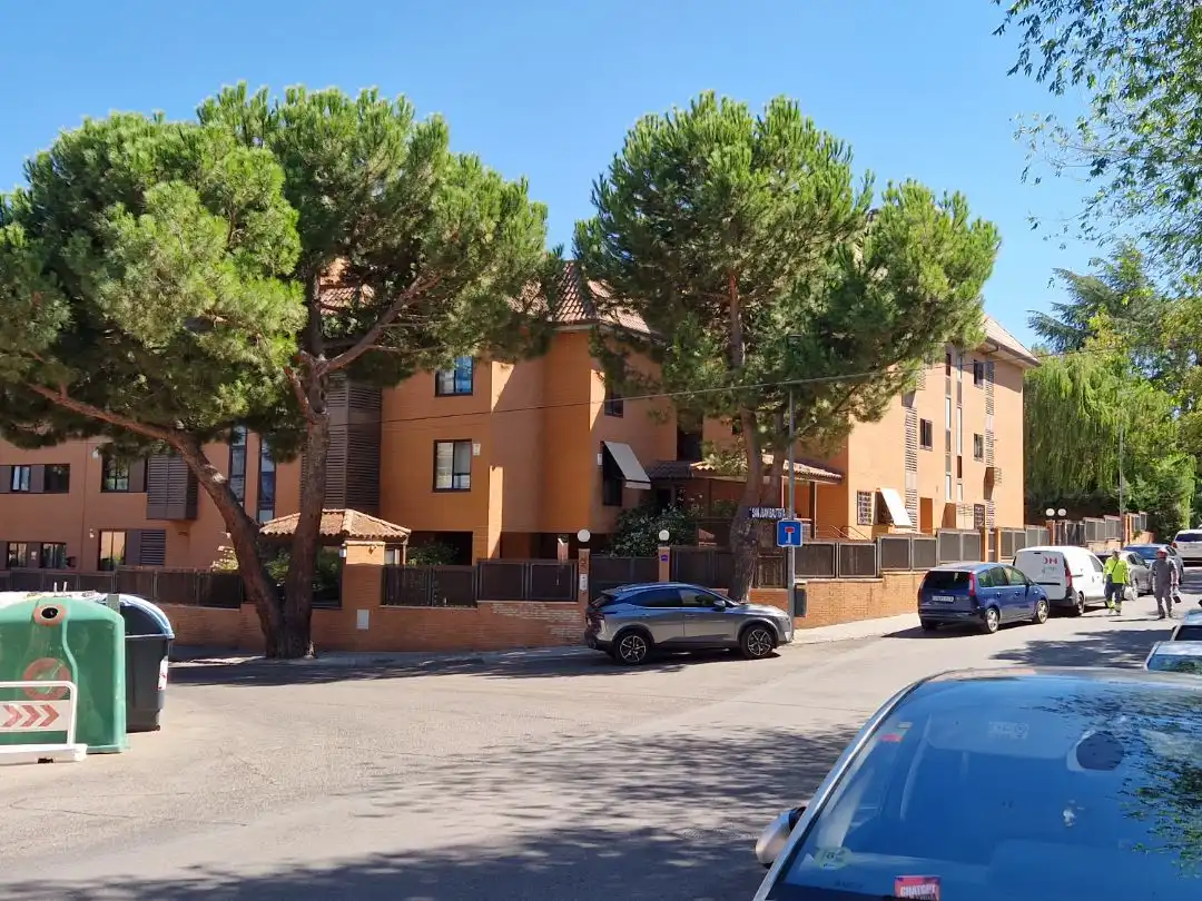 Außenansicht von Wohnung zum Verkauf in Las Rozas de Madrid mit Klimaanlage, Terrasse und Schwimmbad