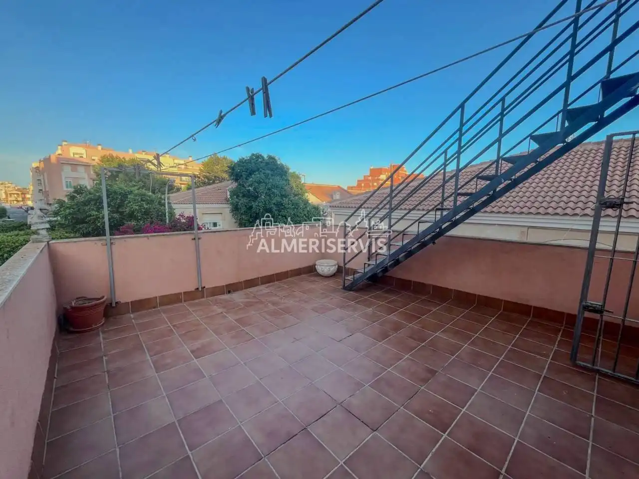 Vista exterior de Casa o xalet en venda en Roquetas de Mar amb Aire condicionat i Moblat
