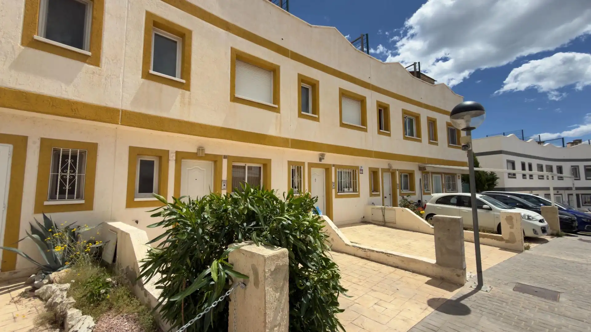 Vista exterior de Casa o xalet de lloguer en Finestrat amb Aire condicionat i Moblat