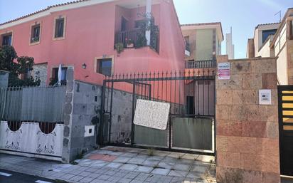 Exterior view of Single-family semi-detached for sale in Telde  with Terrace, Swimming Pool and Balcony