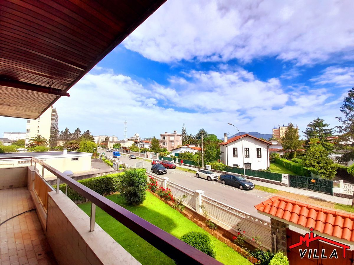 Vista exterior de Pis de lloguer en Laredo amb Calefacció, Parquet i Terrassa