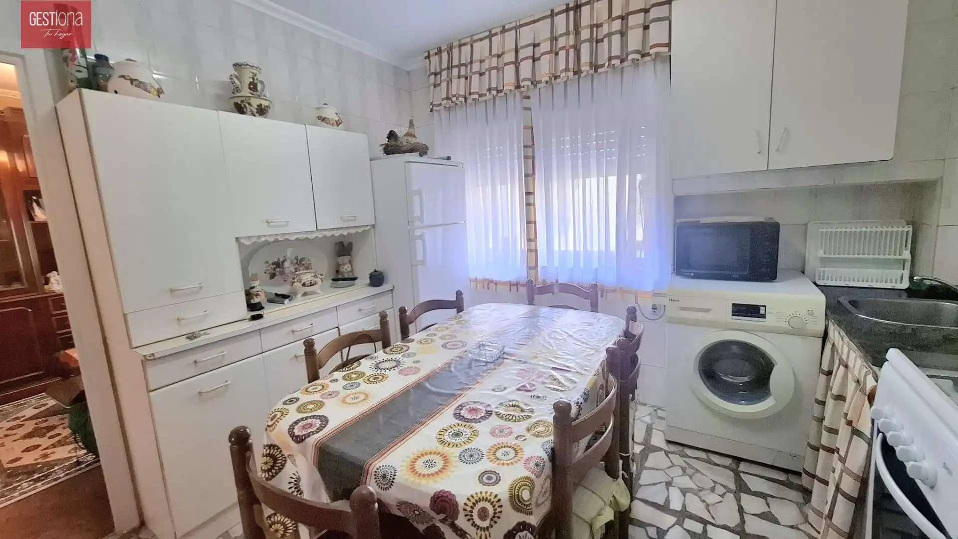 Cocina de Piso en venta en Los Corrales de Buelna  con Calefacción, Trastero y Amueblado