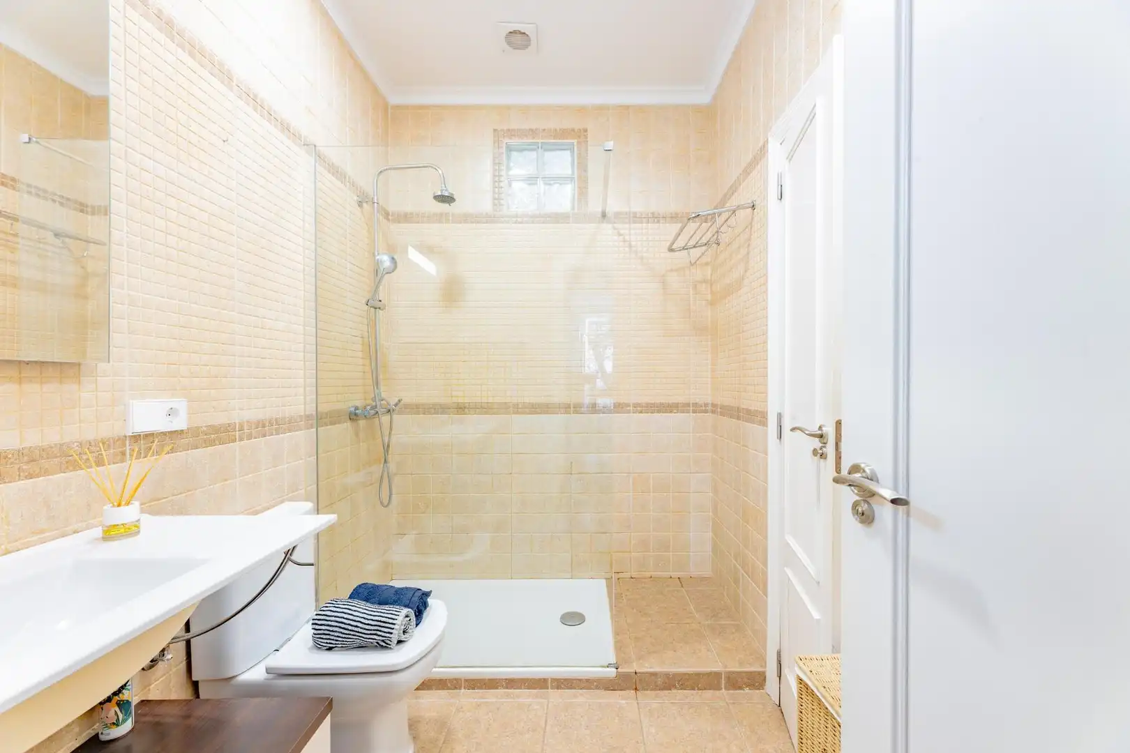 Baño de Piso de alquiler en Valencia con Aire acondicionado, Calefacción y Amueblado