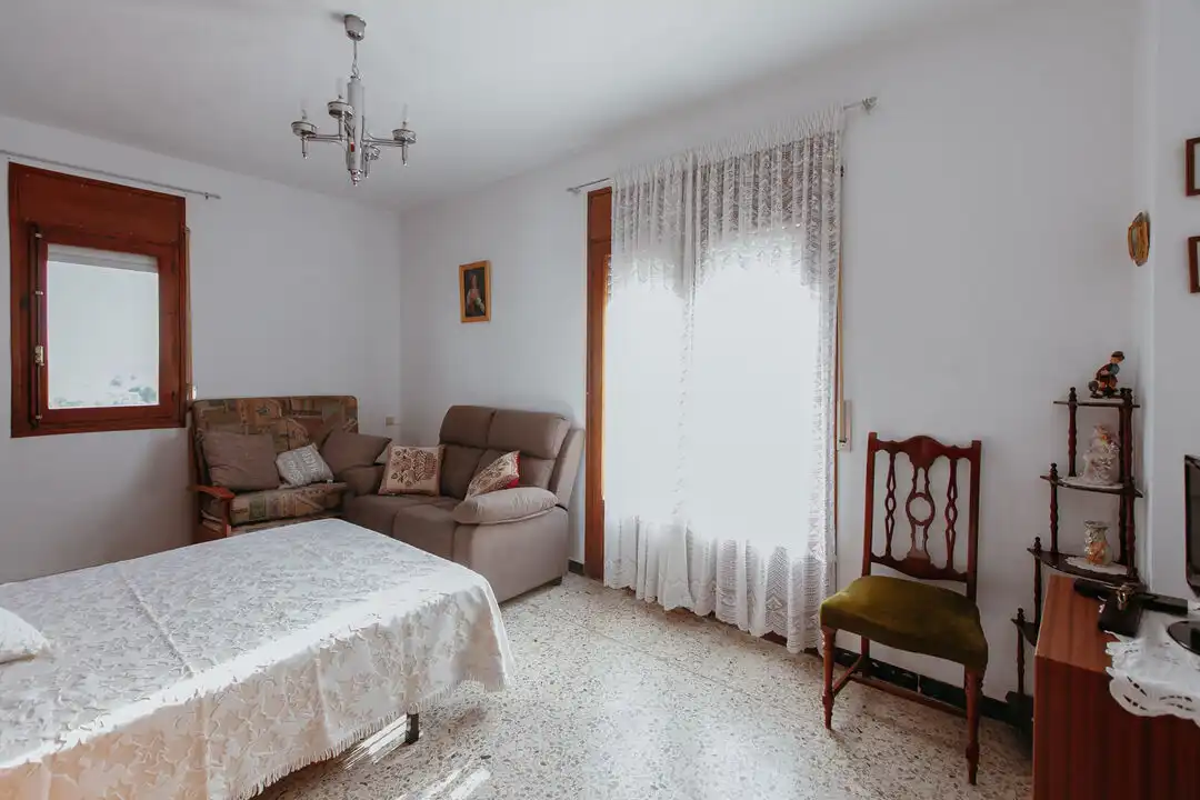 Sala d'estar de Casa o xalet en venda en Almuniente amb Calefacció, Terrassa i Moblat