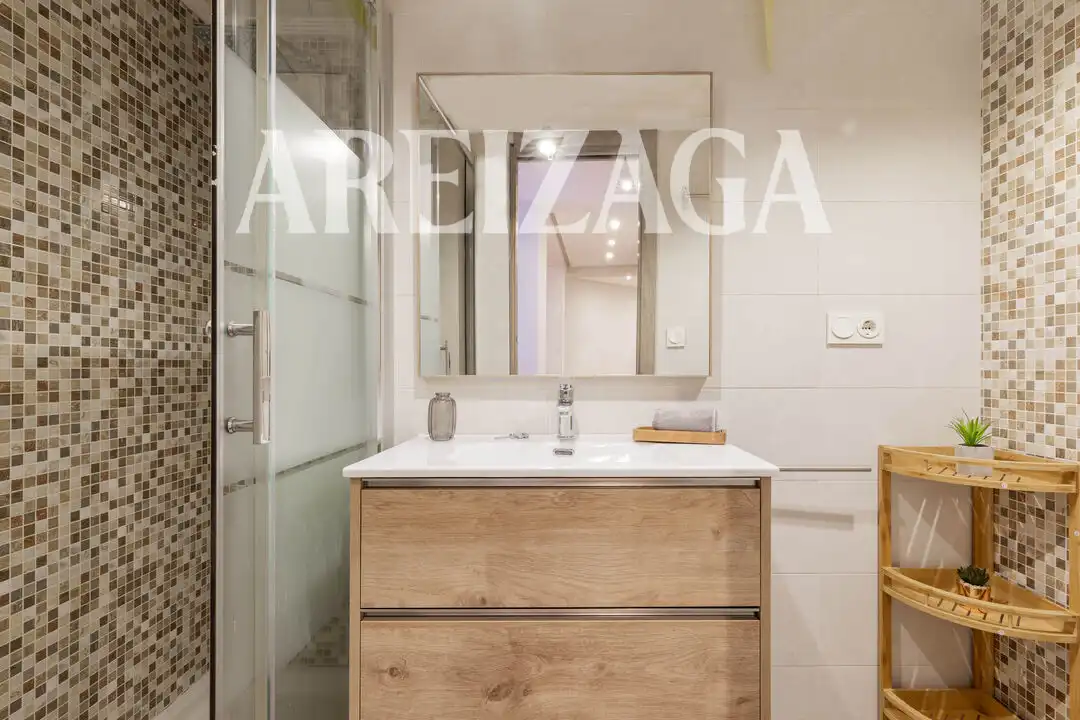 Baño de Piso en venta en Donostia - San Sebastián  con Calefacción, Terraza y Balcón