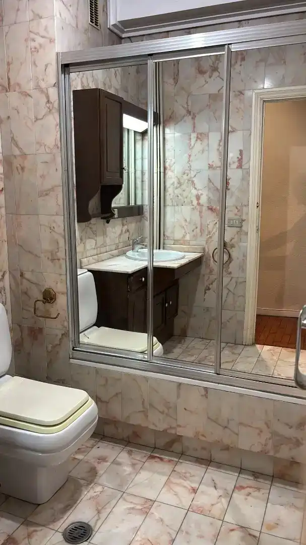 Baño de Piso de alquiler en Vigo  con Calefacción, Parquet y Terraza