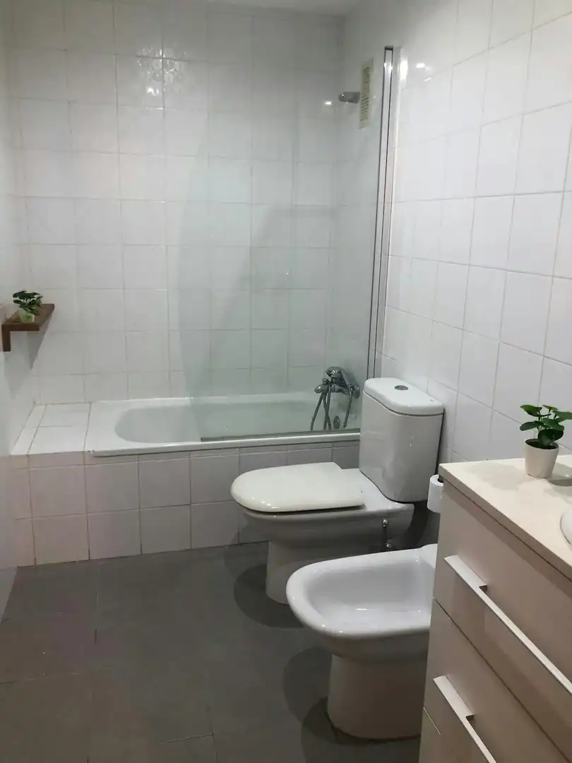 Bathroom of Flat for share in Valencia  with Washing machine