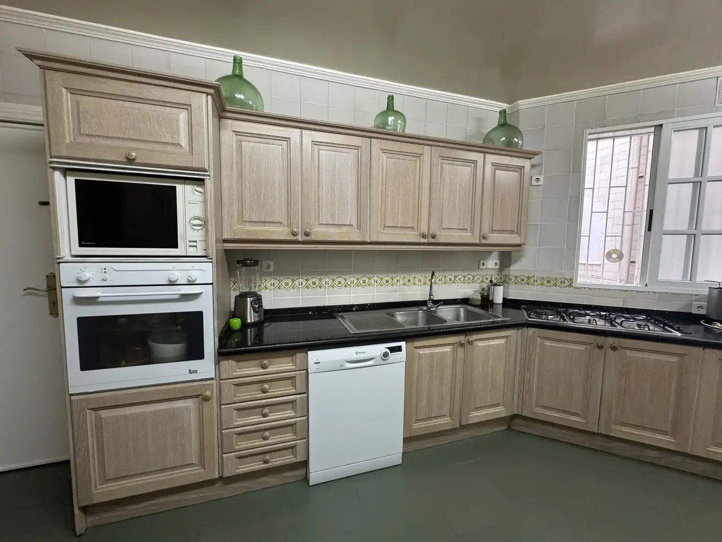 Kitchen of Flat for sale in Sevilla  with Air Conditioner, Heating and Terrace