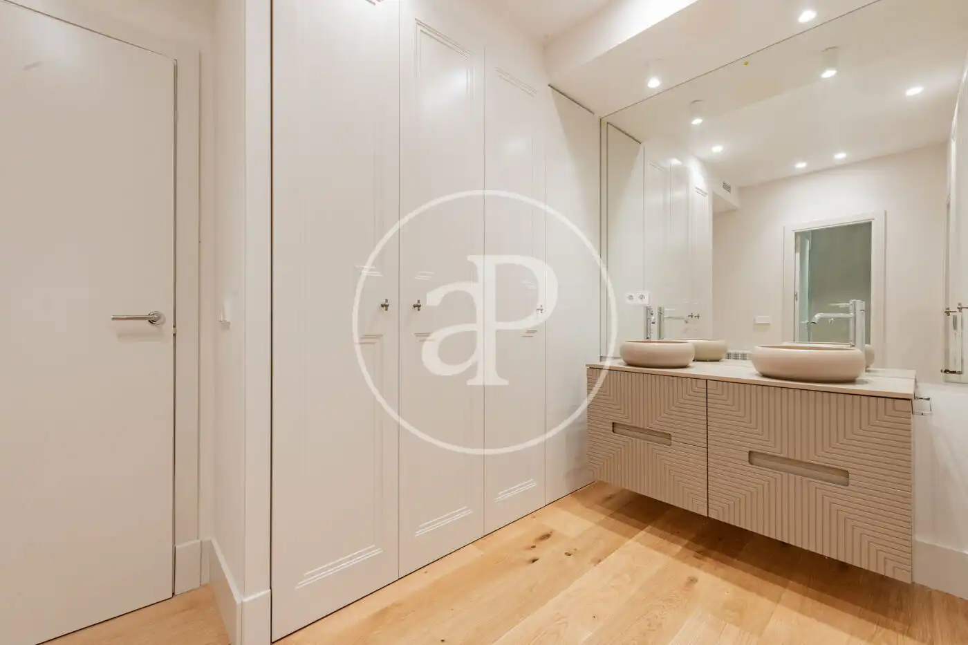 Bathroom of Flat for sale in Madrid  with Air Conditioner and Heating