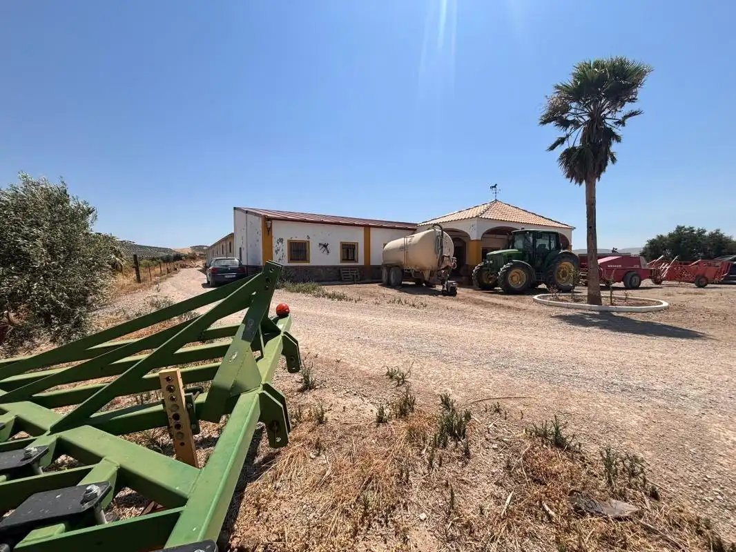 Vista exterior de Finca rústica en venda en El Saucejo amb Aire condicionat, Calefacció i Moblat