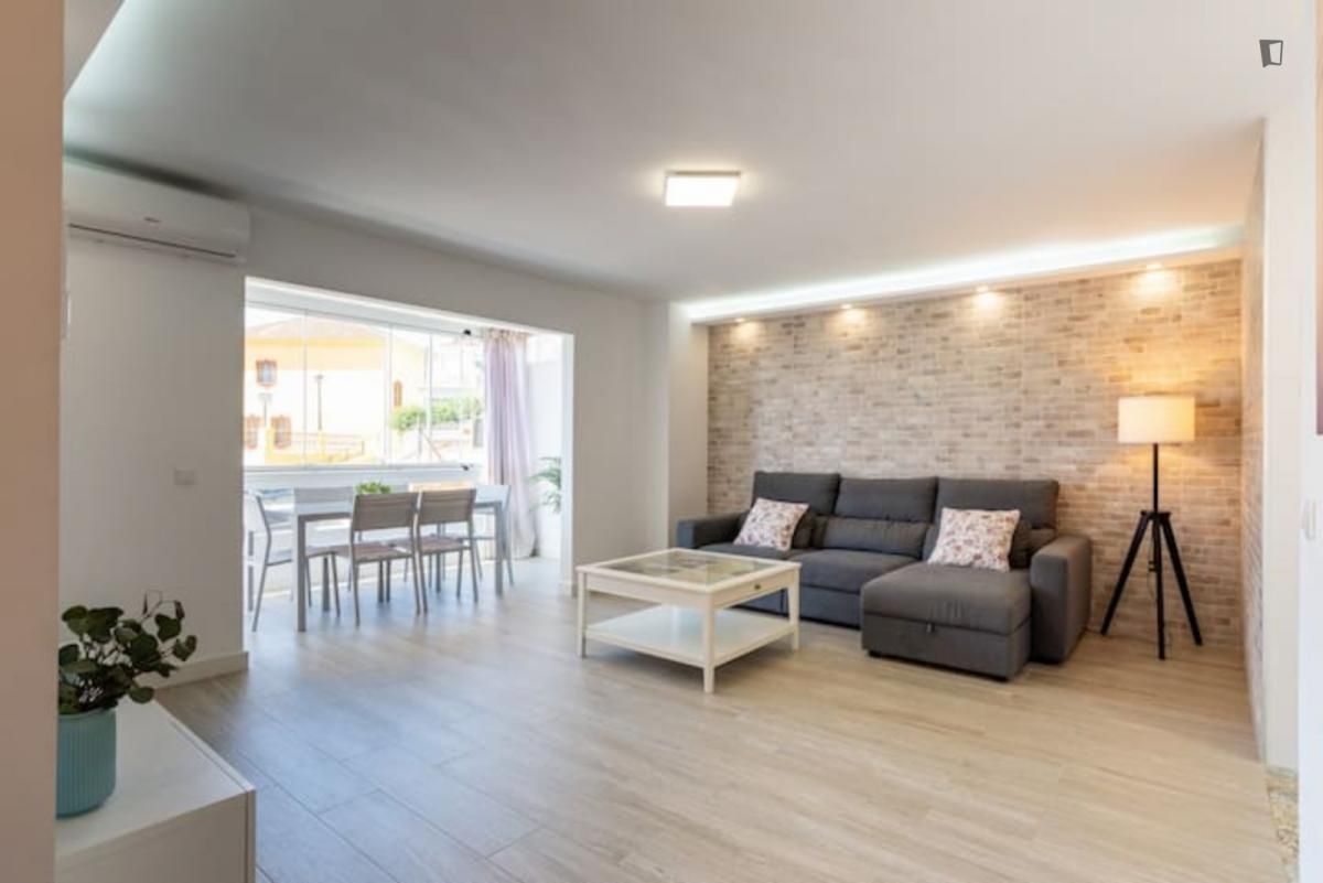 Sala d'estar de Apartament de lloguer en Rincón de la Victoria amb Aire condicionat, Moblat i Forn