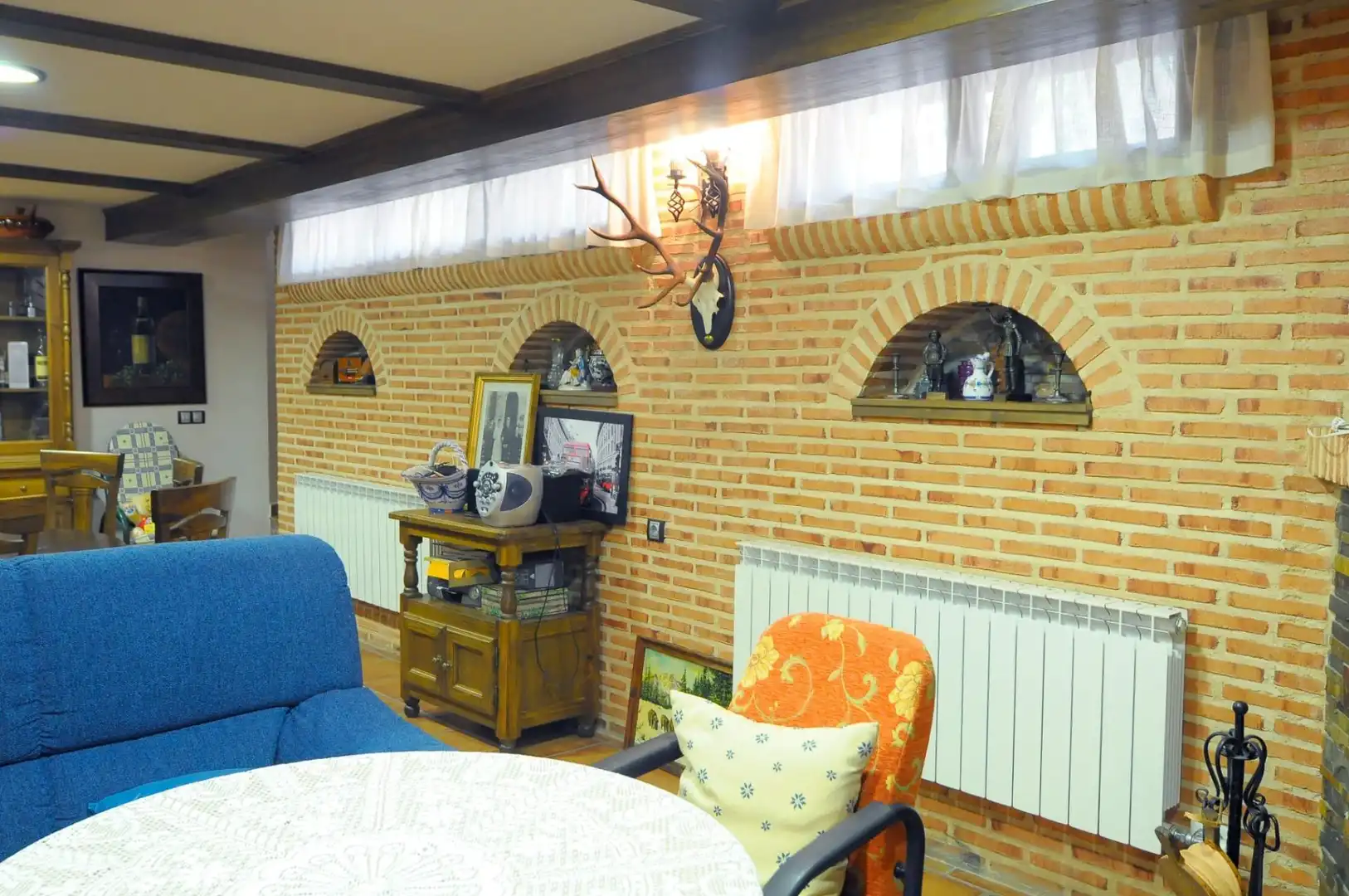 Sala d'estar de Casa o xalet en venda en Valdepeñas amb Terrassa, Piscina i Moblat