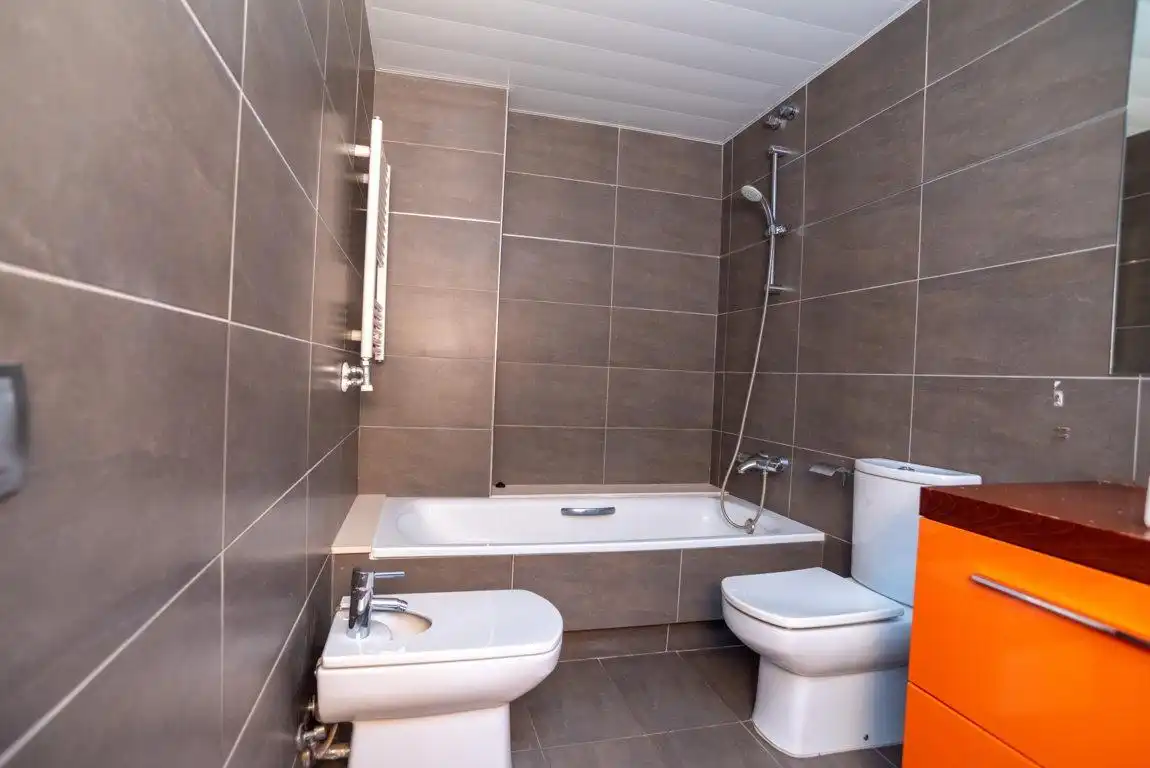 Badezimmer von Wohnung zum Verkauf in Badalona mit Heizung, Parkett und Terrasse