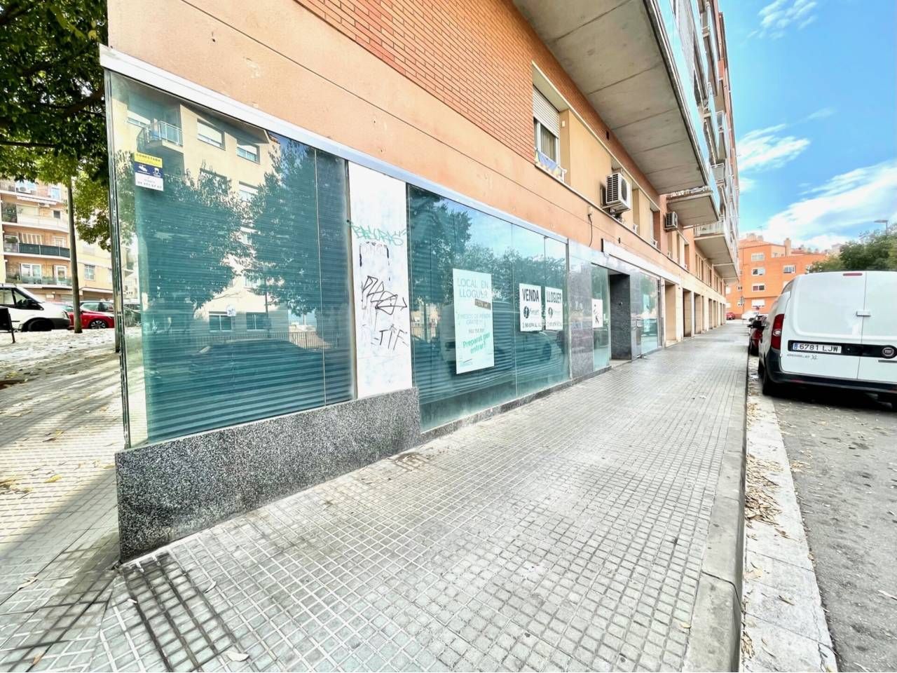 Vista exterior de Local en venda en Manresa