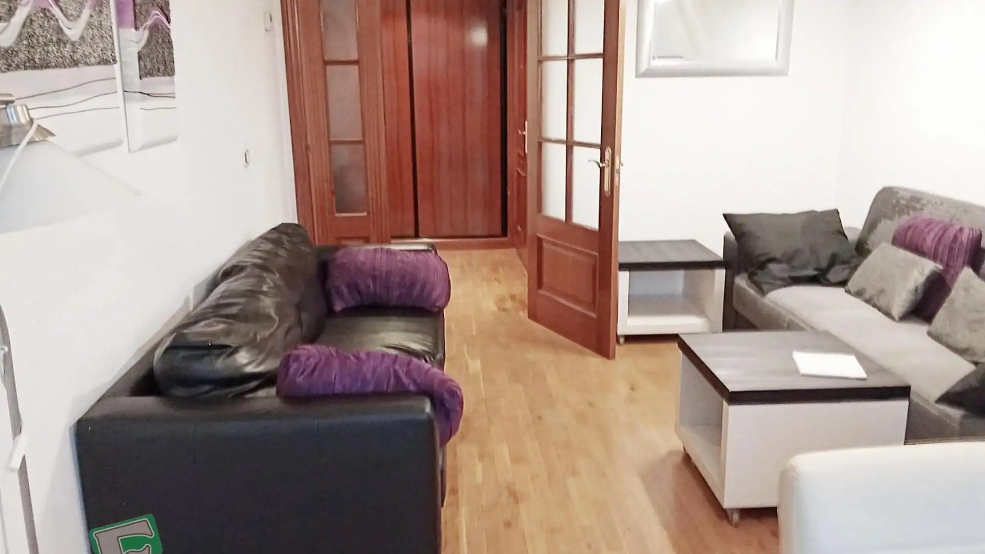 Sala d'estar de Pis de lloguer en Oviedo  amb Calefacció, Parquet i Terrassa