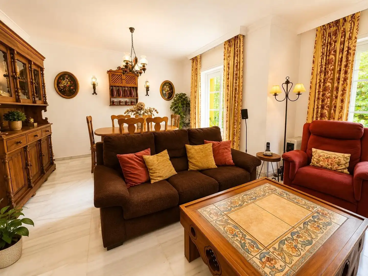Wohnzimmer von Einfamilien-Reihenhaus zum Verkauf in Estepona mit Heizung, Privatgarten und Terrasse
