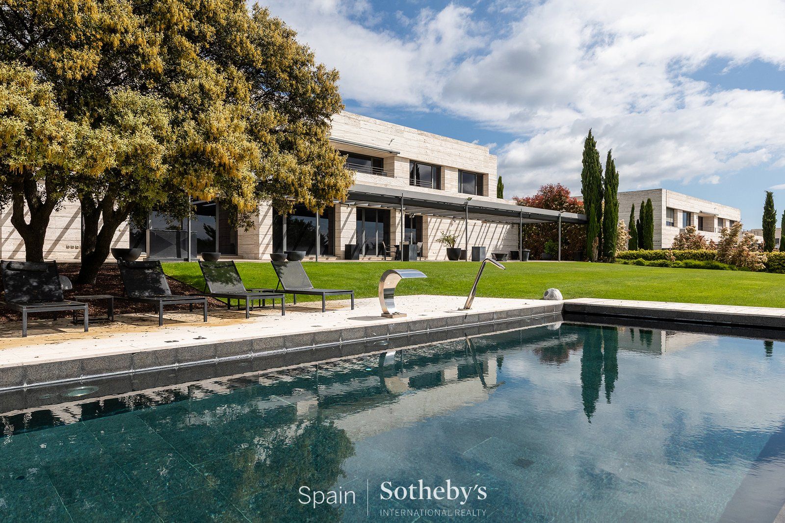 Exterior view of House or chalet for rent in Pozuelo de Alarcón  with Air Conditioner, Private garden and Terrace