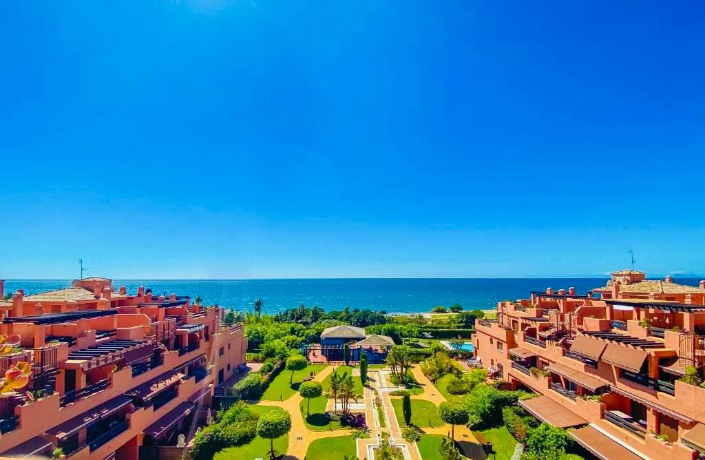 Vista exterior de Àtic de lloguer en Estepona amb Jardí privat i Piscina comunitària