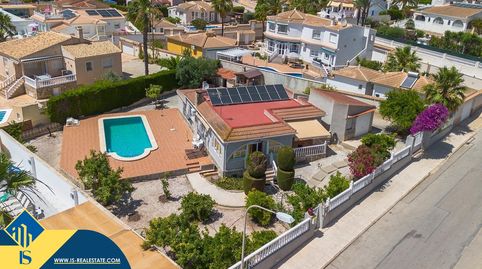 Villa con piscina privada, en la provincia de Alicante, en Rojales, en la localidad de Ciudad Quesada. 4 habitaciones | 112 m² | A