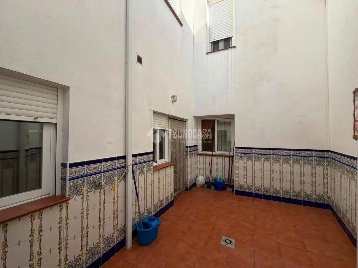 Vista exterior de Casa adosada en venda en Jabalquinto amb Aire condicionat i Balcó
