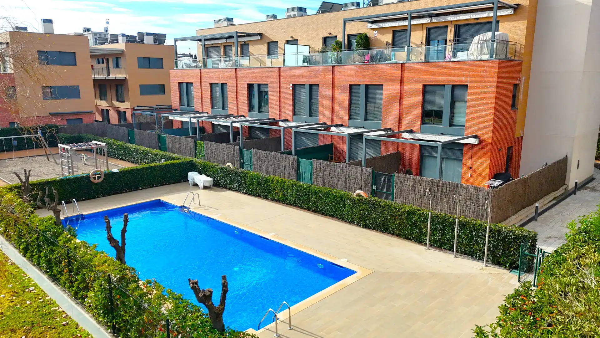 Schwimmbecken von Einfamilien-Reihenhaus zum Verkauf in Castell d'Aro, Platja d'Aro i s'Agaró mit Klimaanlage, Heizung und Parkett