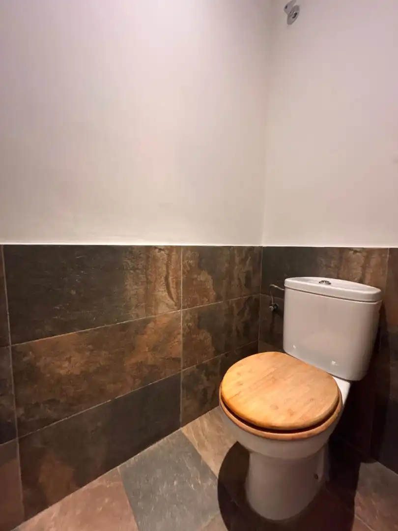 Badezimmer von Geschaftsraum zur Miete in Sevilla mit Klimaanlage und Heizung