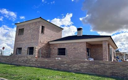 Vista exterior de Casa o xalet en venda en Navalcarnero amb Terrassa