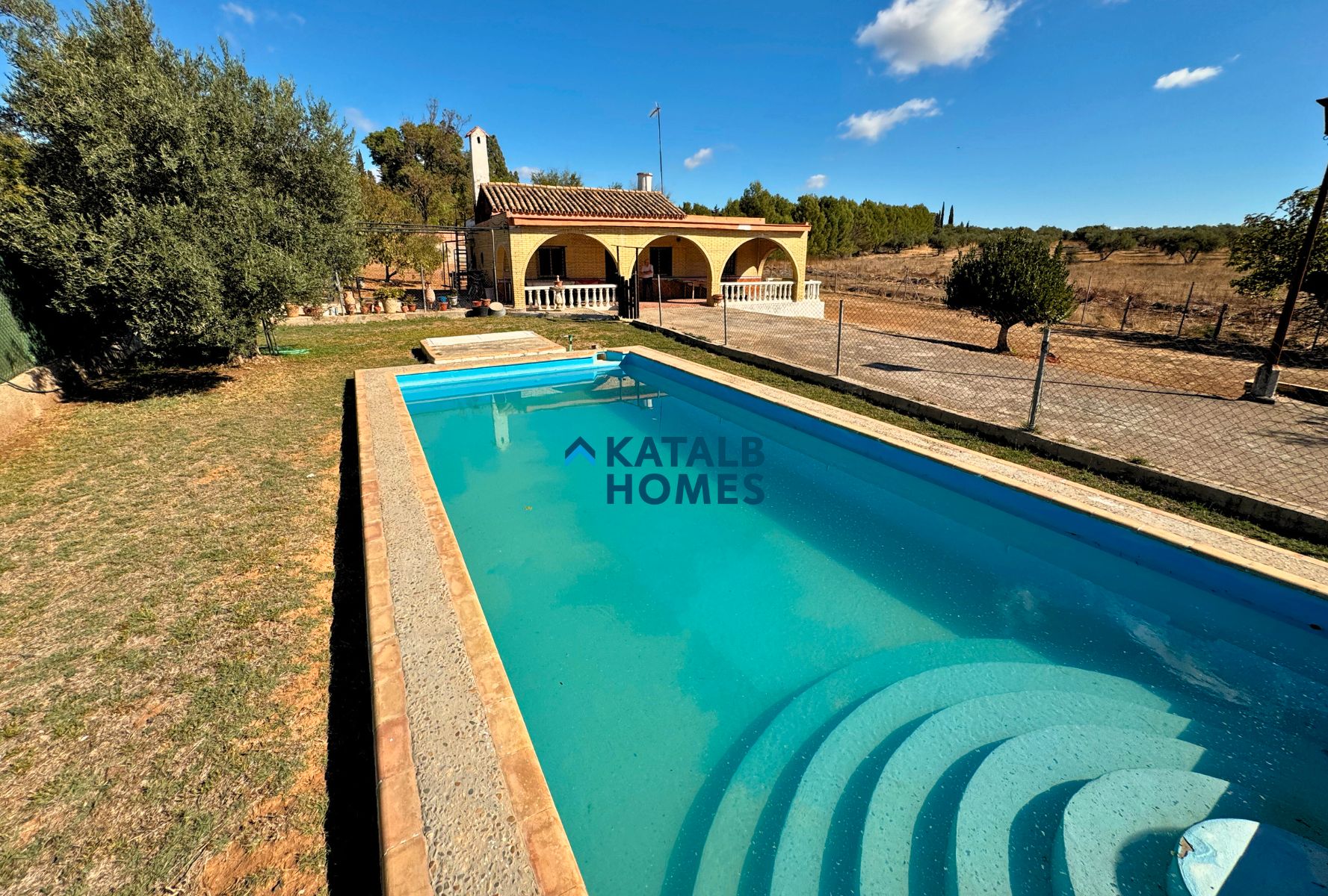 Exterior view of House or chalet for sale in Mairena del Aljarafe  with Private garden, Terrace and Storage room