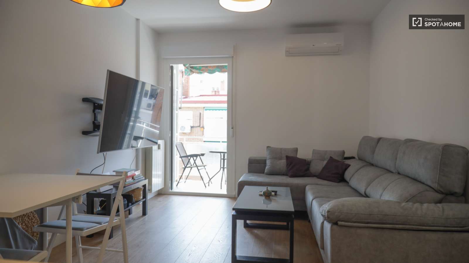 Living room of Apartment to share in  Madrid Capital  with Air Conditioner and Terrace