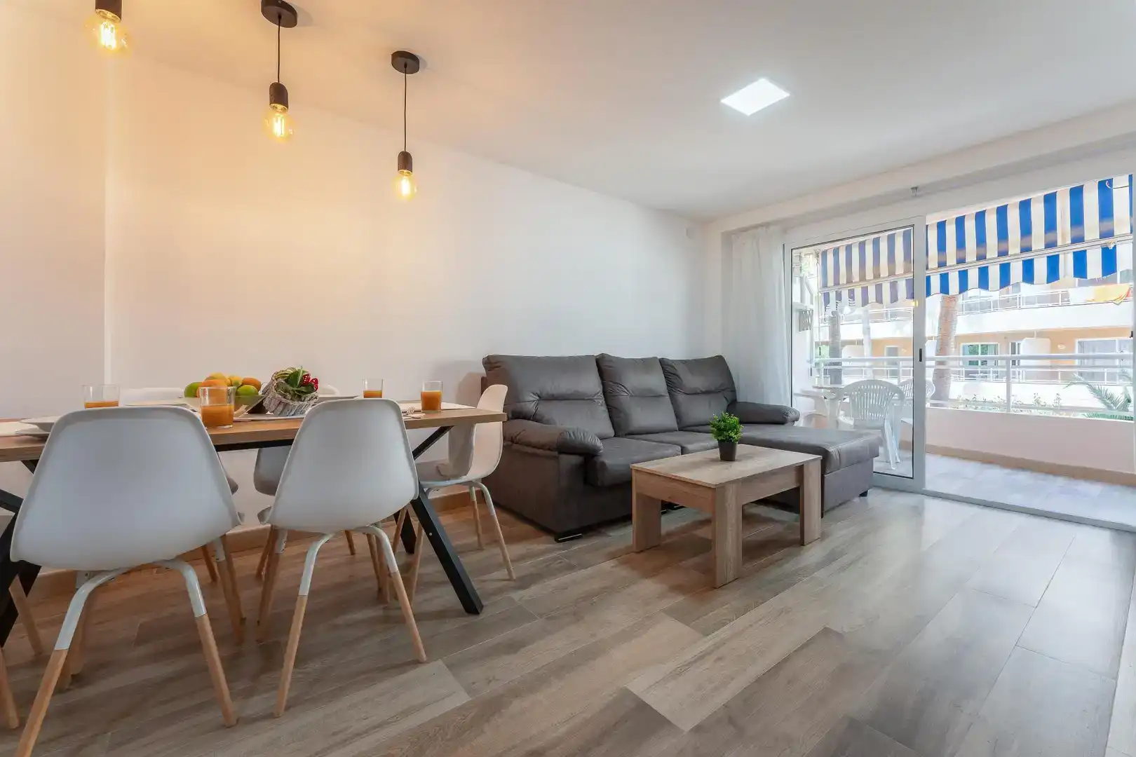 Living room of Flat for rent in Salou  with Air Conditioner, Parquet flooring and Furnished