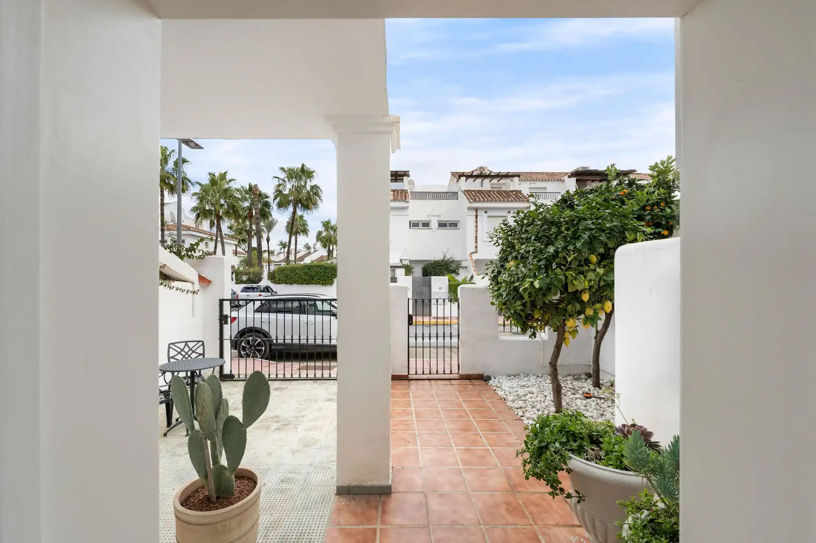 Vista exterior de Casa adosada en venda en Marbella amb Terrassa, Piscina i Piscina comunitària